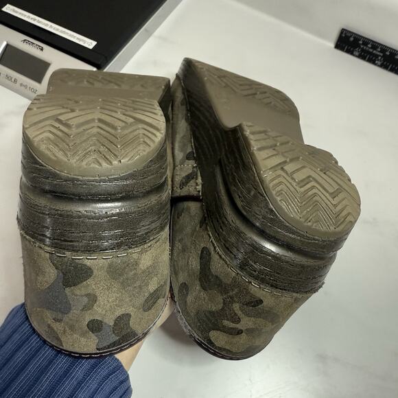 Dansko Professional Clog Size EU 38 US 8 Camo Leather Work Shoe Slip-On Platform - Picture 9 of 12